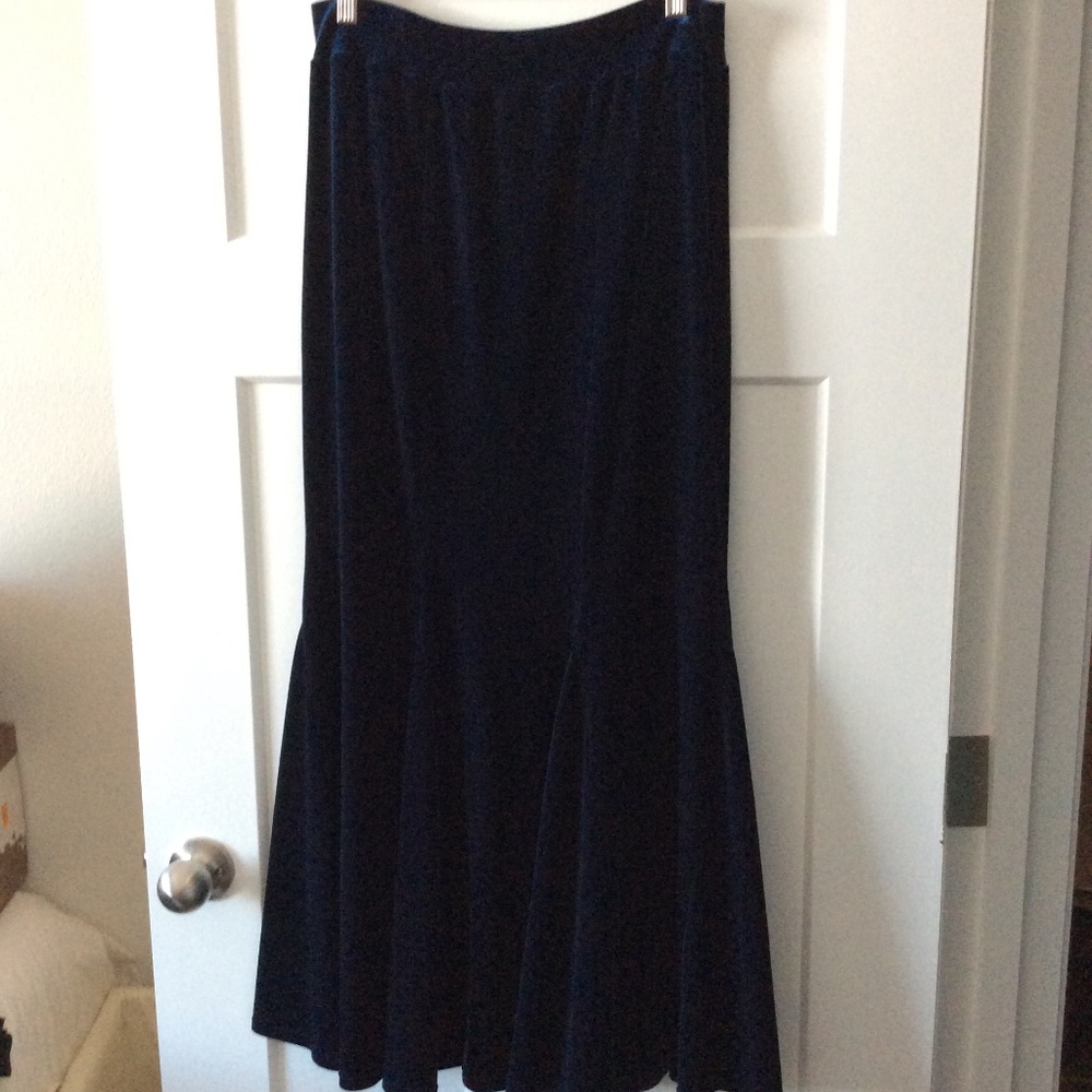 L.Rose Designs Navy Velvet Mermaid Skirt & Gauntlet Gloves - Picture 9 of 9
